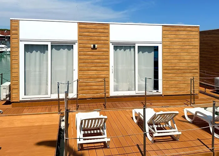 Campeggio: Marina Uno Floating Resort